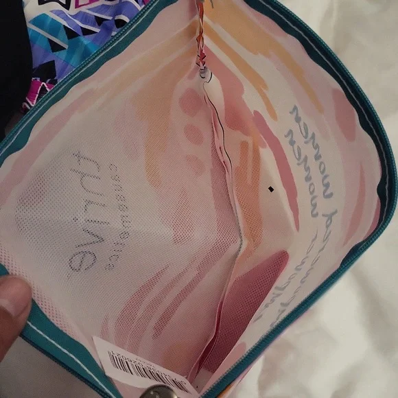 Thrive causemetics make up bag - Picture 5 of 6